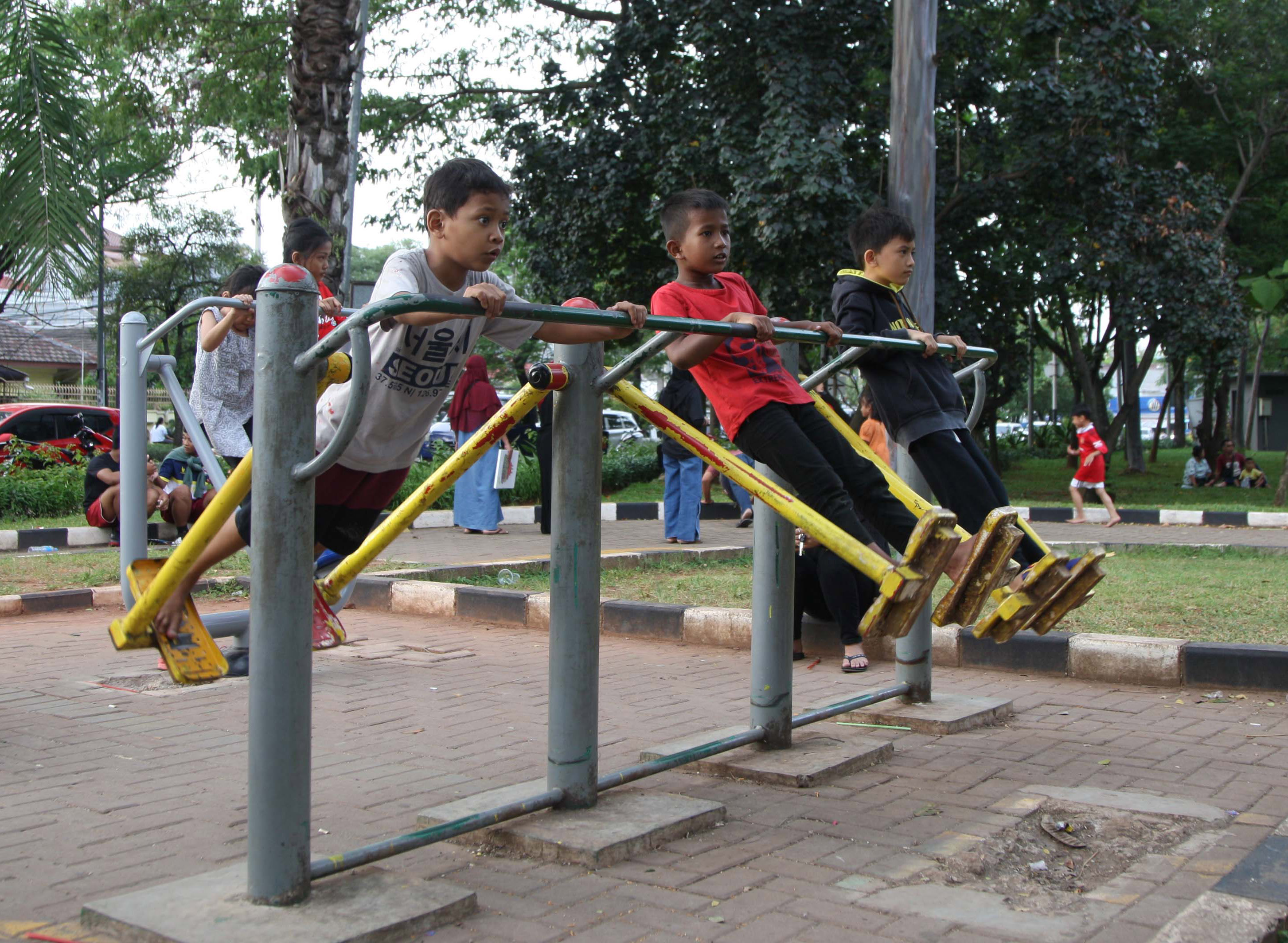 Sejumlah anak bermain di taman yang menyediakan sarana permainan anak