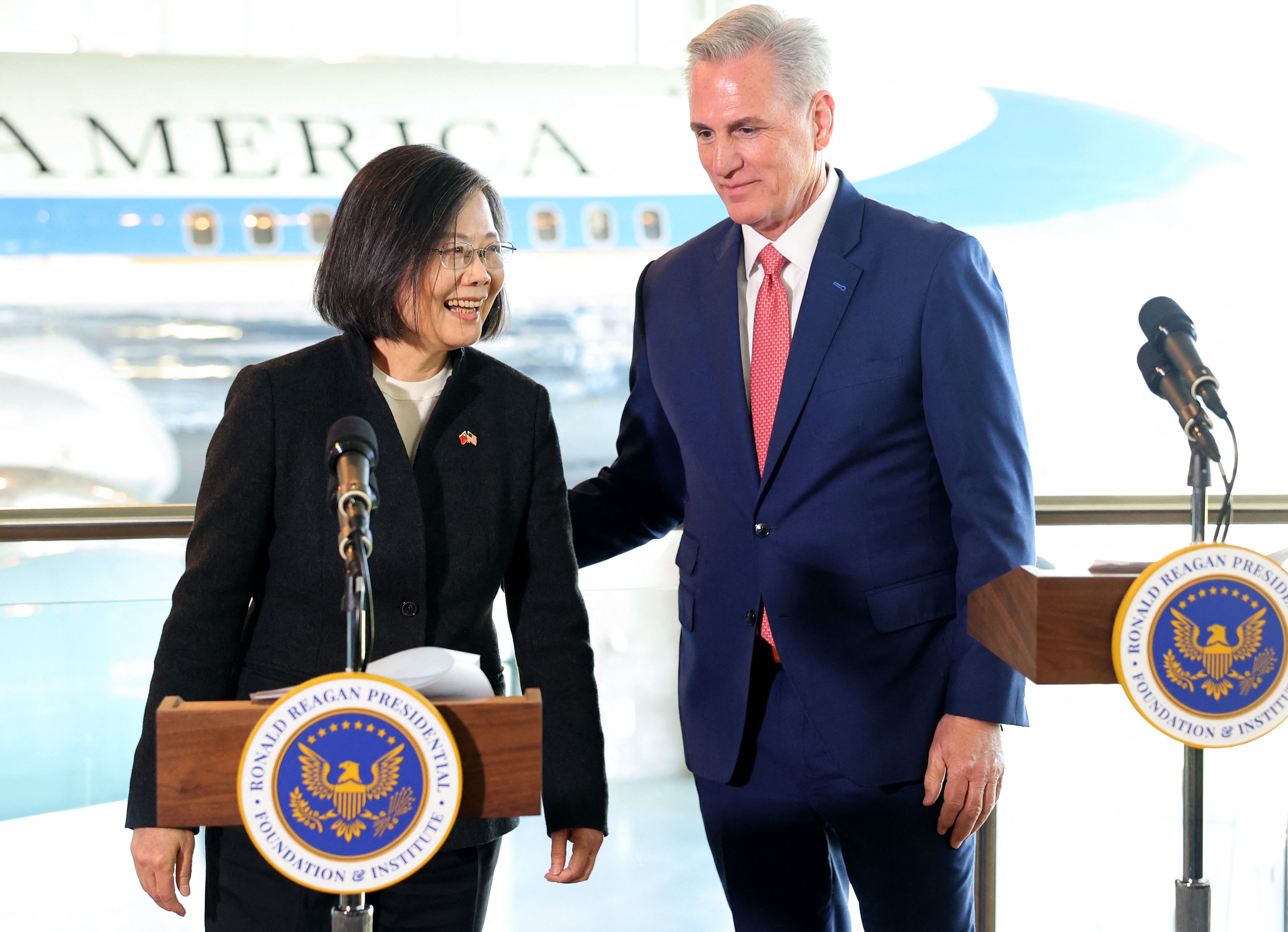 Presiden Taiwan Tsai Ing-wen (kiri) bersama Ketua DPR AS Kevin McCarthy