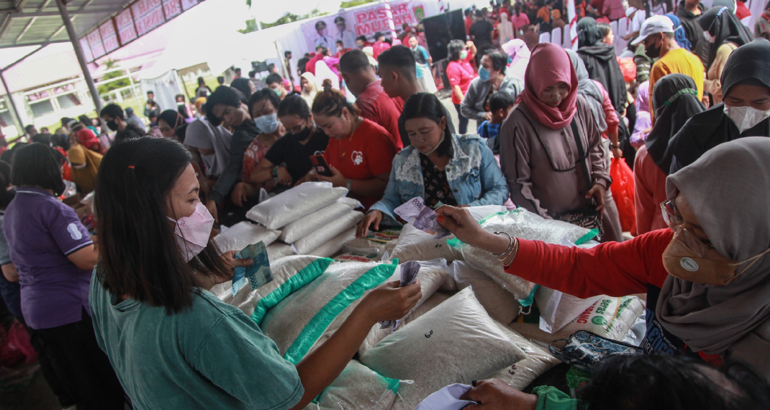 Warga mengikuti pasar penyeimbang di Palangka Raya, Kalimantan Tengah