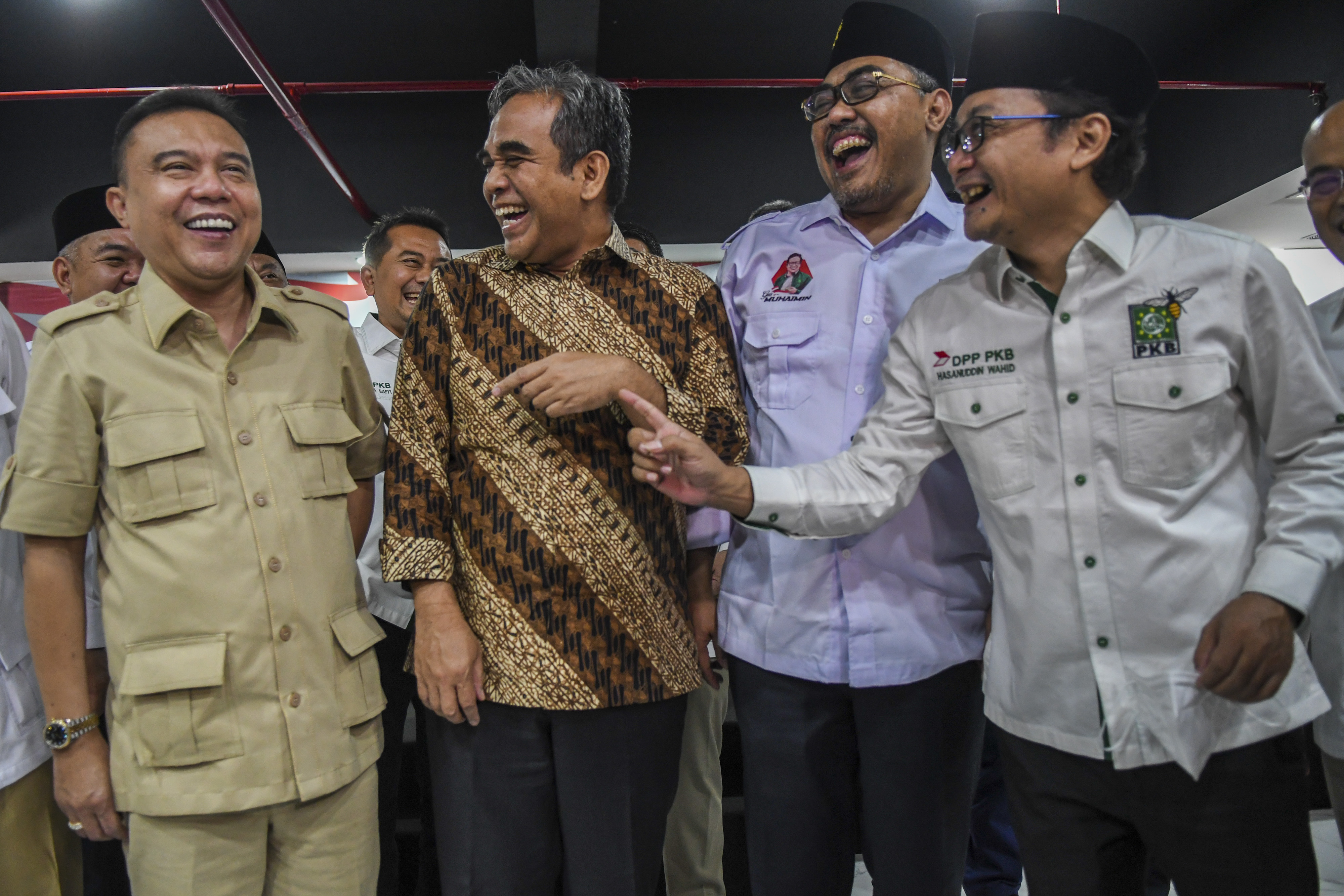 Ketua Harian DPP Partai Gerindra Sufmi Dasco Ahmad (kiri) berbincang dengan Sekjen PKB Hasanuddin Wahid (kanan)