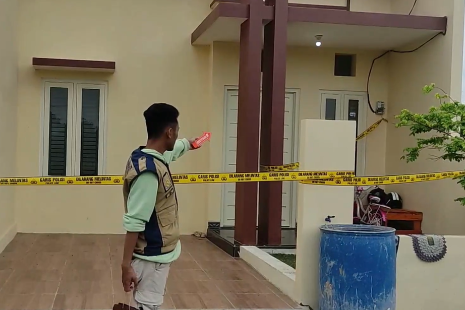 Suasana rumah yang menjadi tempat kejadian.