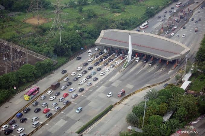 Sejumlah kendaraan antre di Gerbang Tol Cikupa ruas tol Tangerang - Merak di Cikupa, Kabupaten Tangerang, Banten, Kamis (20/4)