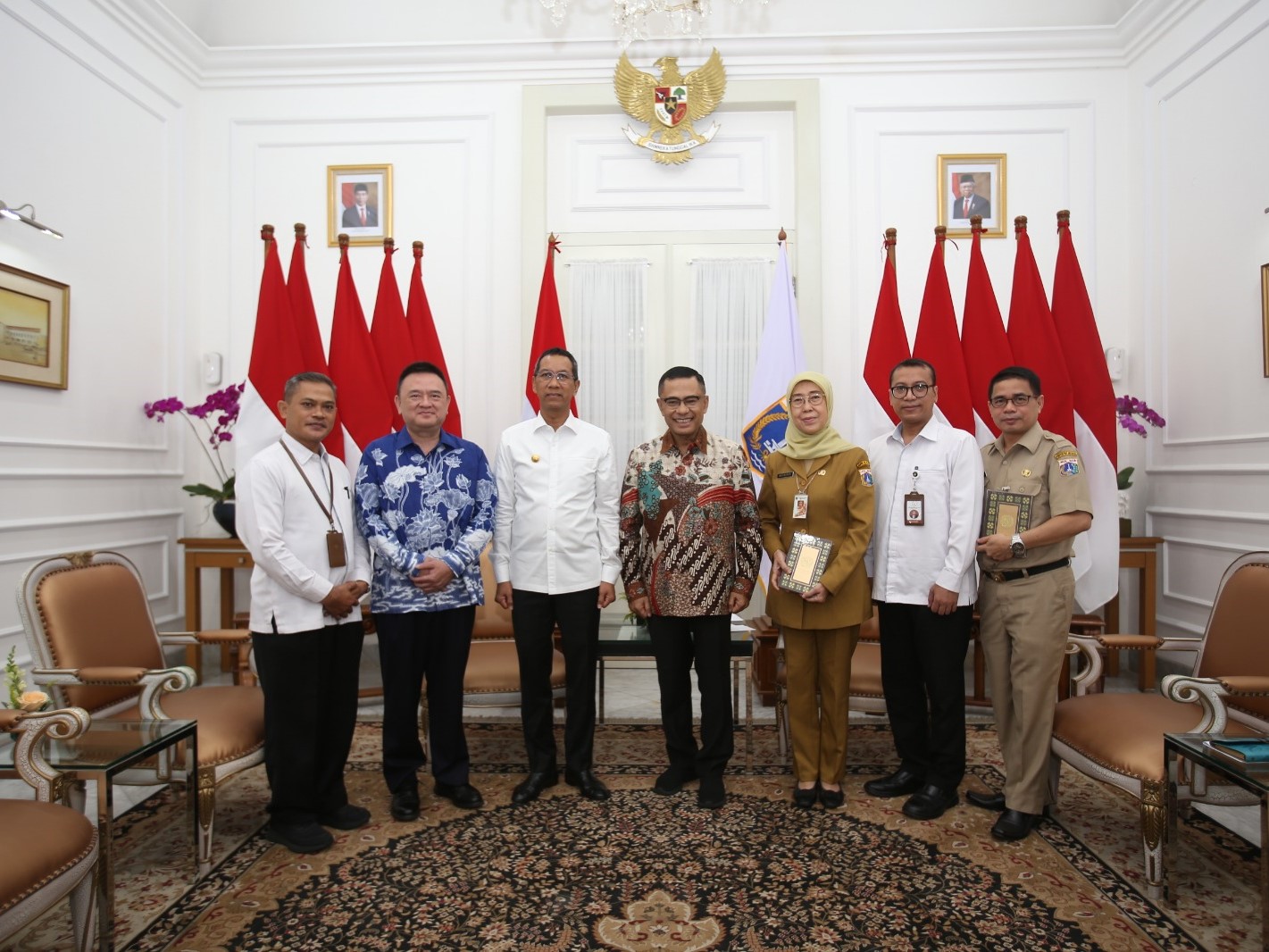 Penjabat Gubernur DKI Jakarta Heru Budi Hartono (tiga dari kiri) dan Managing Director Sinar Mas Saleh Husin (empat dari kanan).