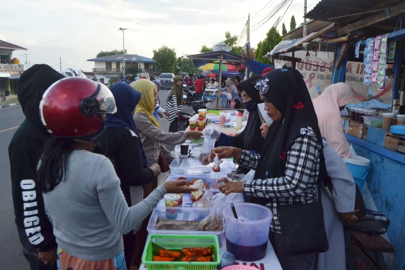 Para penjual takjil di Larantuka, NTT