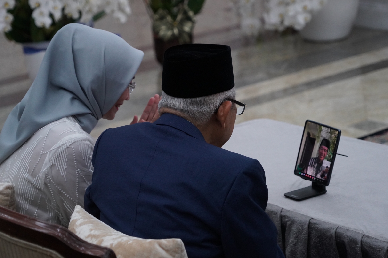 Wapres Ma'ruf Amin dan Ibu Wury Ma'ruf Amin bersilaturahmi dengan Presiden Jokowi dan Iriana secara virtual