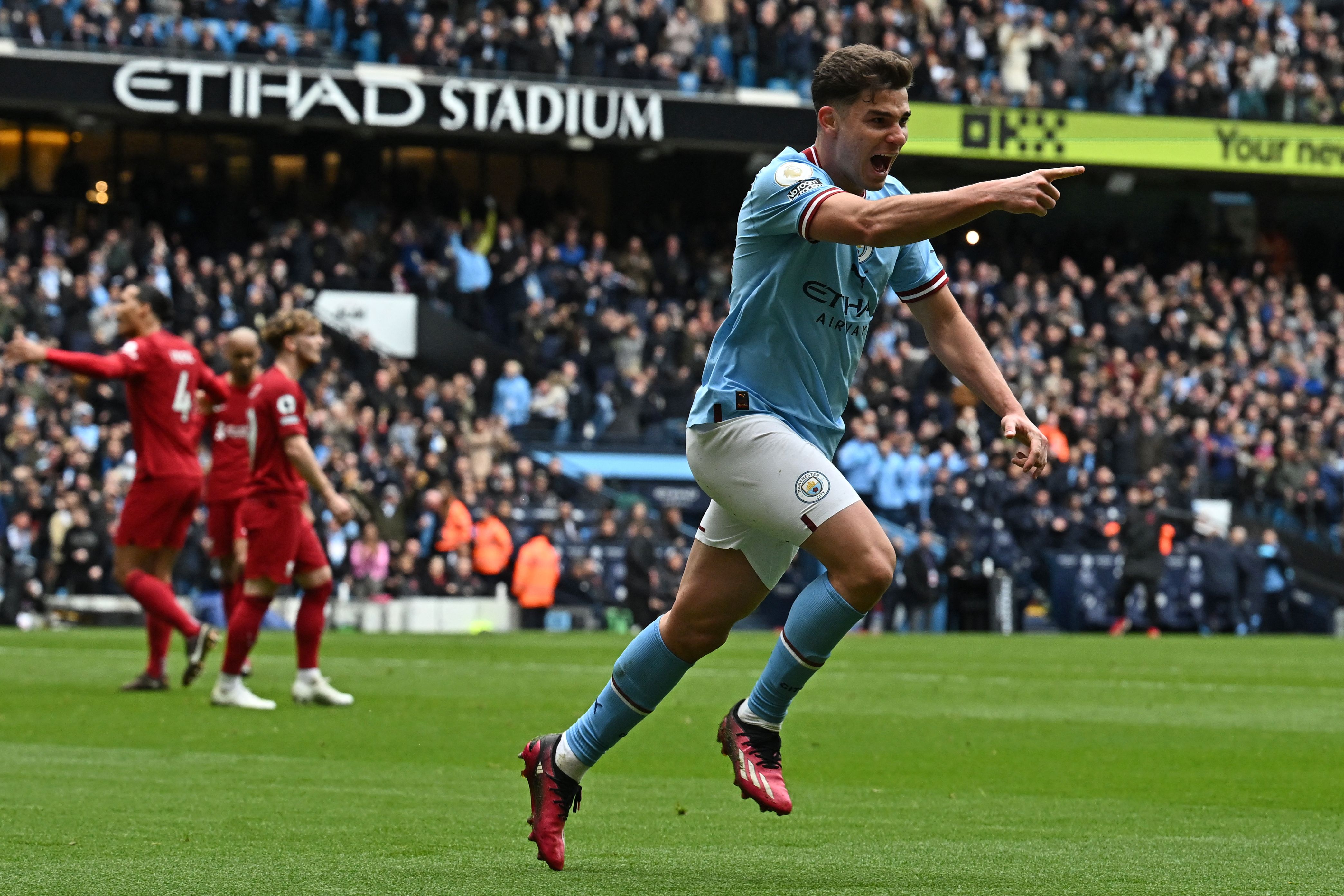 Ekspresi pemain Manchester City, Julian Alvarez usai mencetak gol ke gawang Liverpool dalam lanjutan Liga Primer, Sabtu (1/4).  