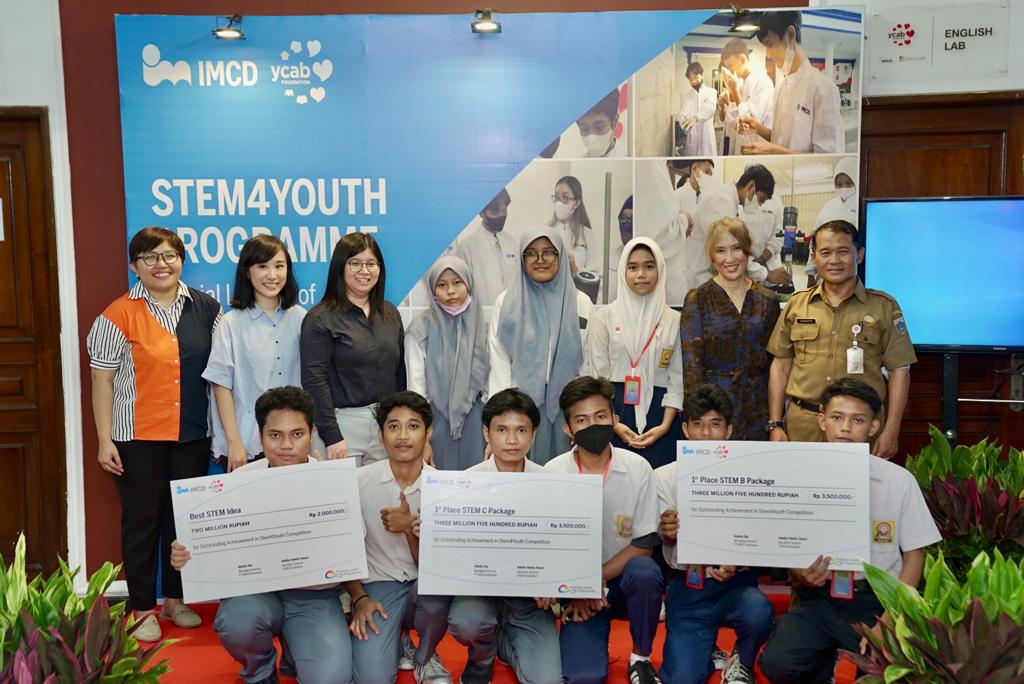 Para siswa SMA dan SMP yang mengkuti program  IMCD Stem4Youth.