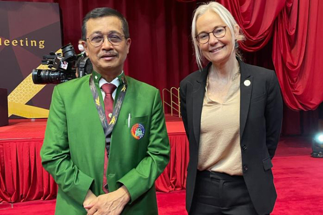 Ketua Umum PP PTMSI Oegroseno (kiri) dan Presiden ITTF Petra Sorling.