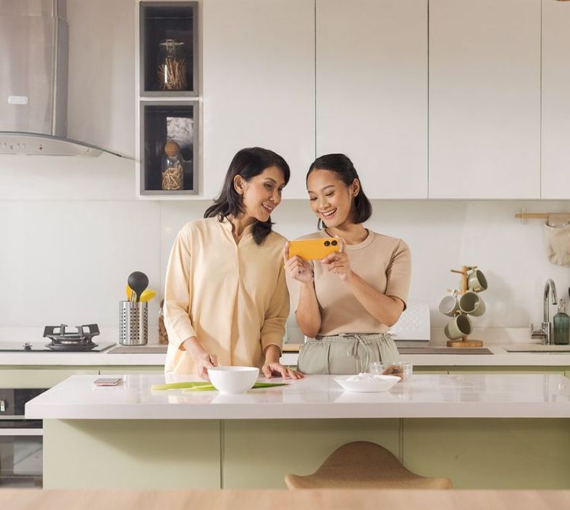 Ilustrasi: Mengabadikan momen bersama saat berbuka puasa