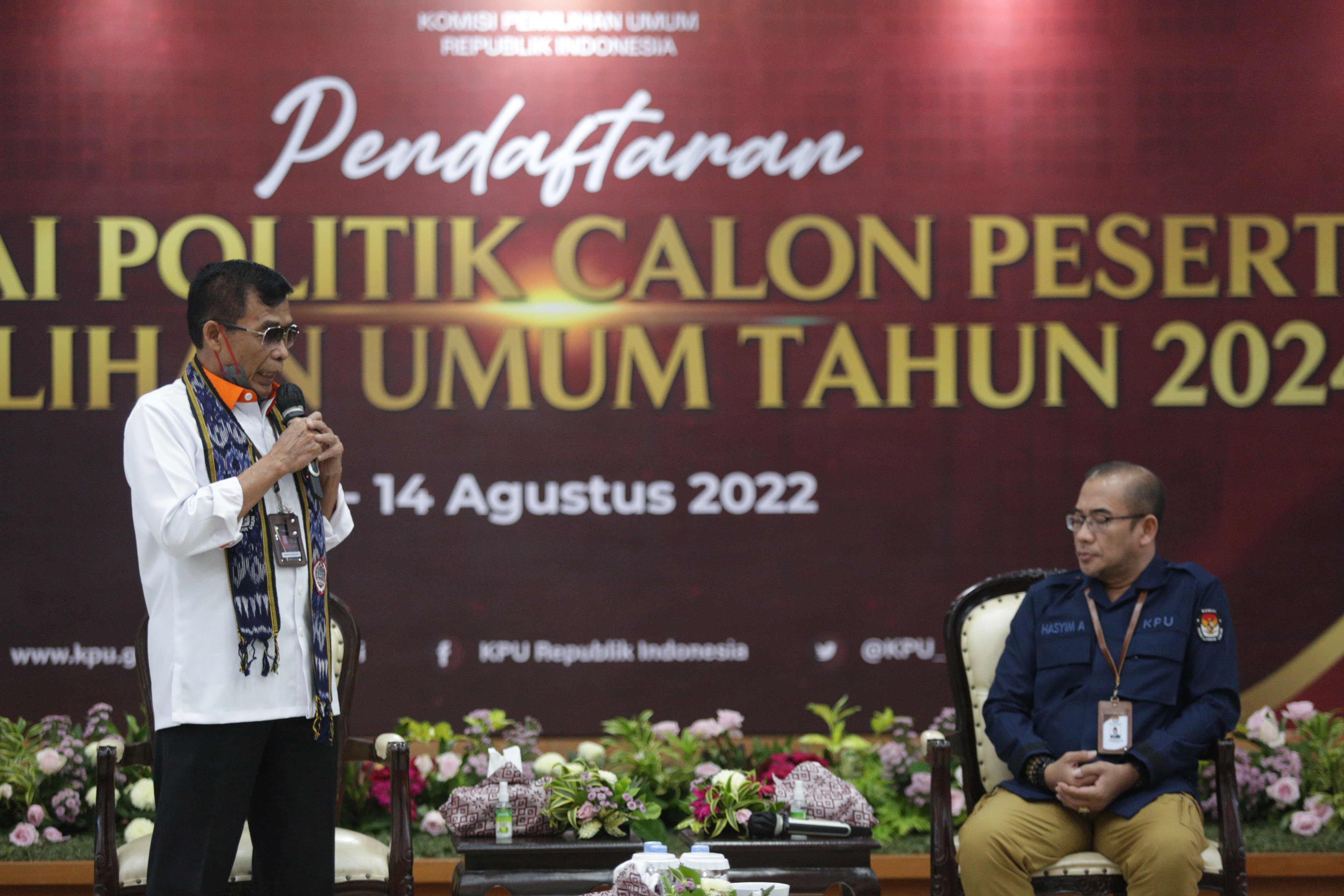 Ketua Umum Partai Berkarya Muchdi Purwoprandjono (kiri) memberikan sambutan dengan disaksikan Ketua KPU Hasyim Asy'ari (kanan) 
