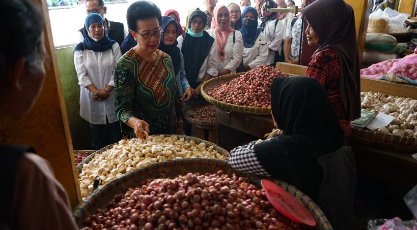 GKR Hemas, anggota DPD RI, meninjau pasokan dan harga berbagai komoditi jelang idul fitri di Pasar Beringharjo, Yogyakarta, Selasa (18/4).