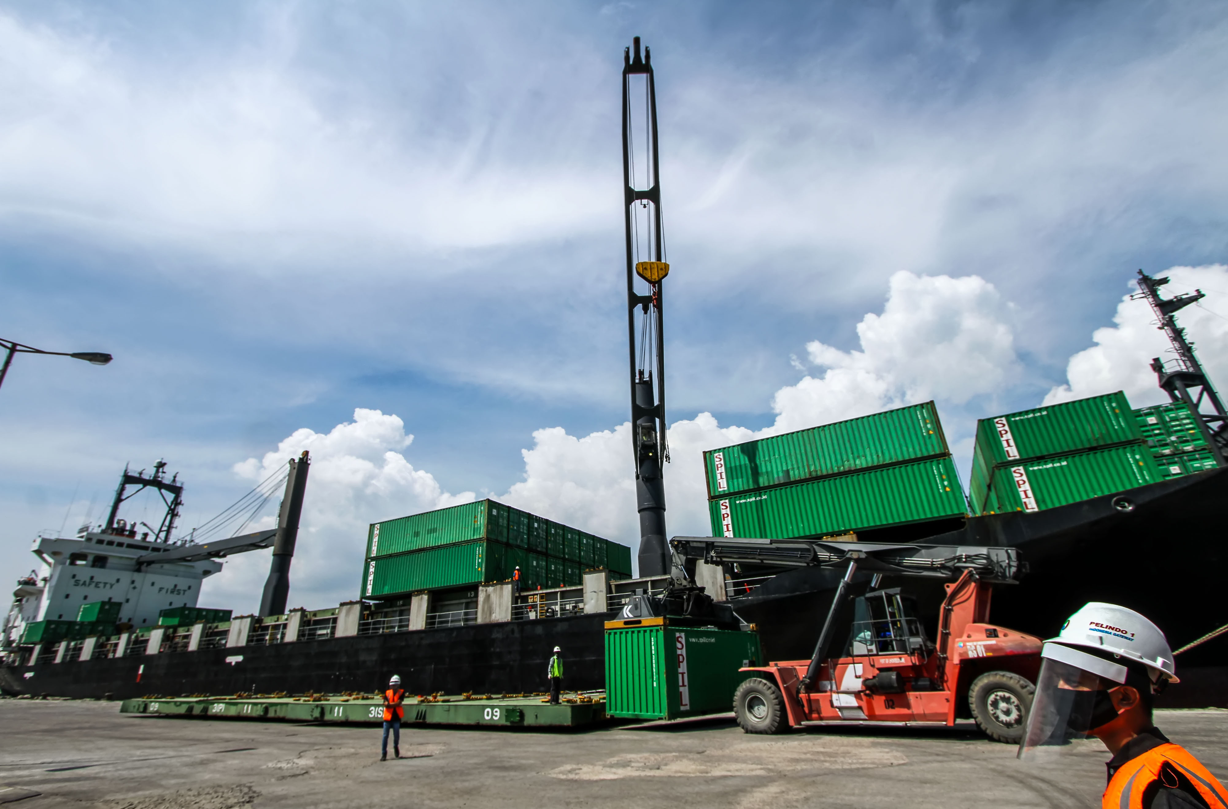 Aktivitas bongkar muat di Lhokseumawe. Survei BI indikasikan kegiatan usaha meningkat