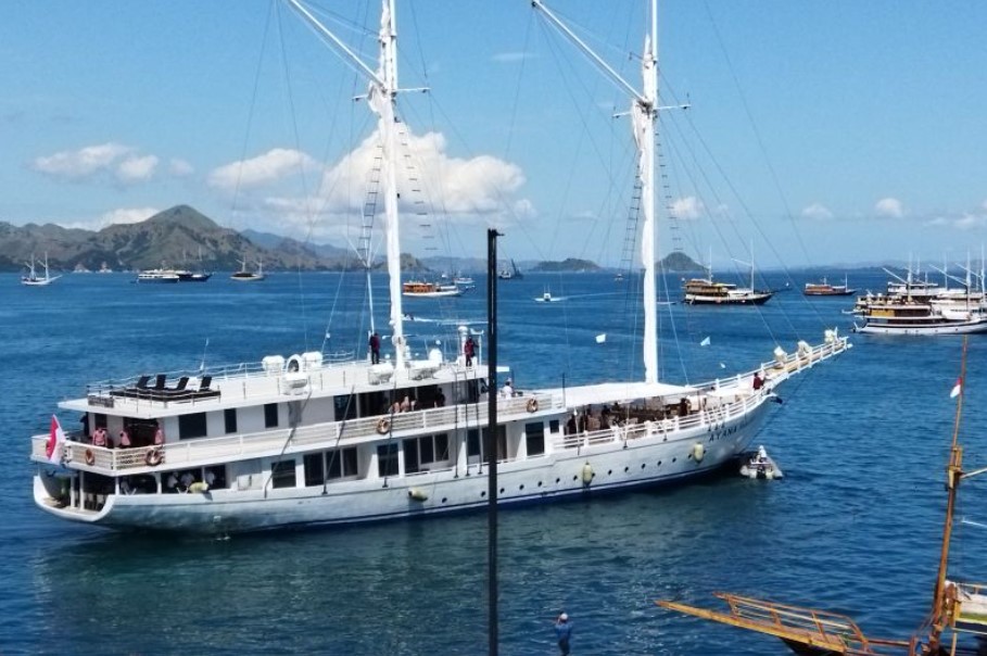 Kapal Pinisi Ayana Lako Di'a yang ditumpangi Preside Joko Widodo dan keluarga di Labuan Bajo, NTT.