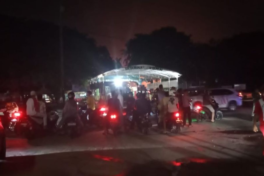 Warga Kota Dumai ketika melihat kebakaran di kilang Pertamina pada Sabtu malam (1/4/23).