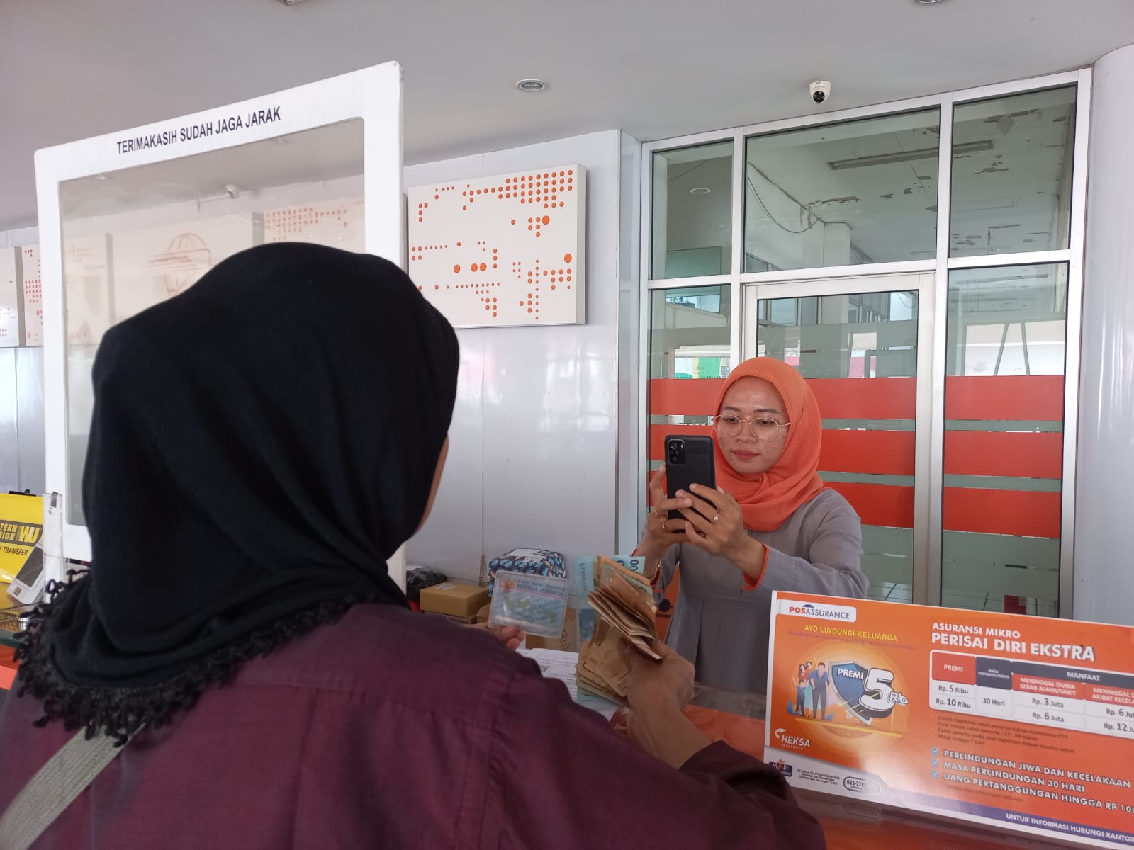 PT Pos Indonesia (Persero) menyalurkan bansos sembako di wialayah Tangerang Selatan.