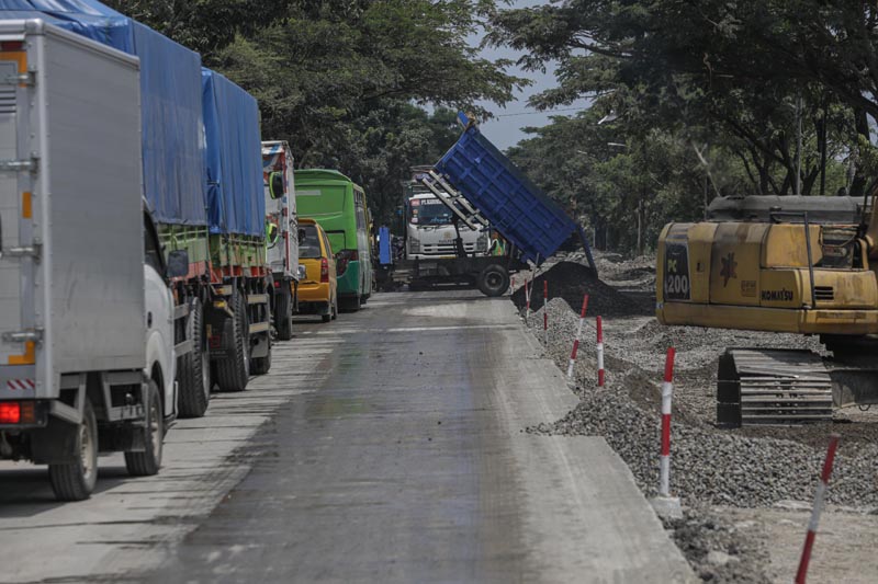 Perbaikan jalan di Pantura untuk persiapan arus mudik lebaran.