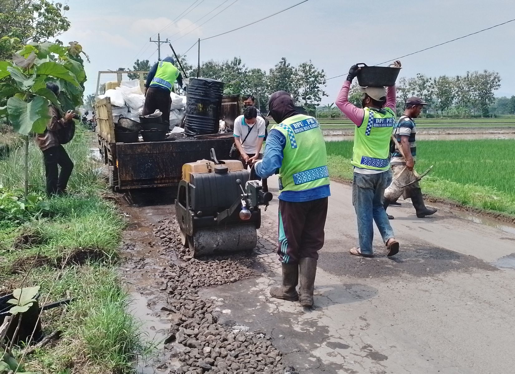 Petugas Dinas Pekerjaan Umum dan Penataan Ruang Klaten melakukan perbaikan jalan