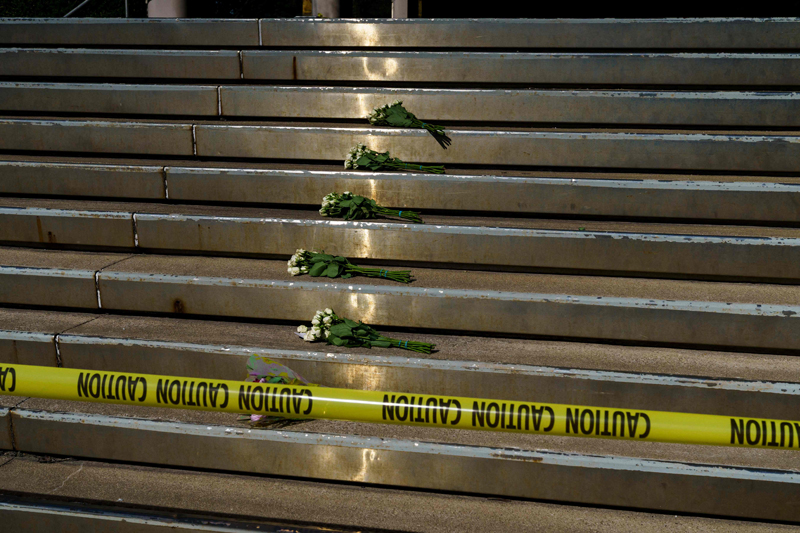 karangan bunga untuk korban penembakan di bank yang membunuh lima orang di Louisville, Kentucky.