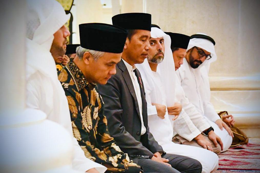 Jokowi dan Ganjar Salat Tarawih Bersama di Masjid Syekh Al Zayed