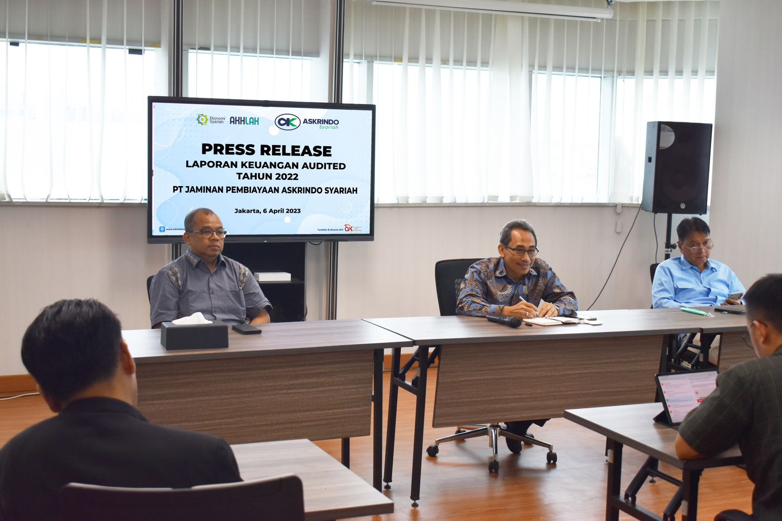 Direktur Utama Askrindo Syariah Kokok Alun Akbar (tengah) memaparkan kinerja perusahaan sepanjang 2022.