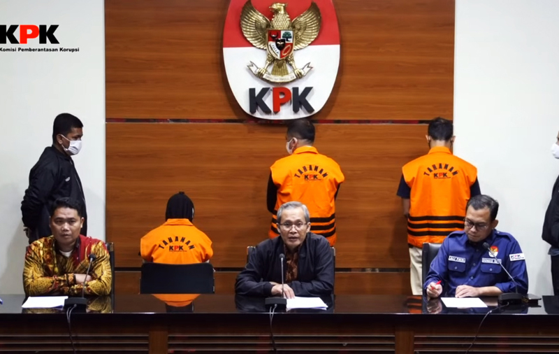 KPK melakukan pencegahan terhadap empat orang untuk ke luar negeri terkait kasus dugaan suap Bupati Kepulauan Meranti.