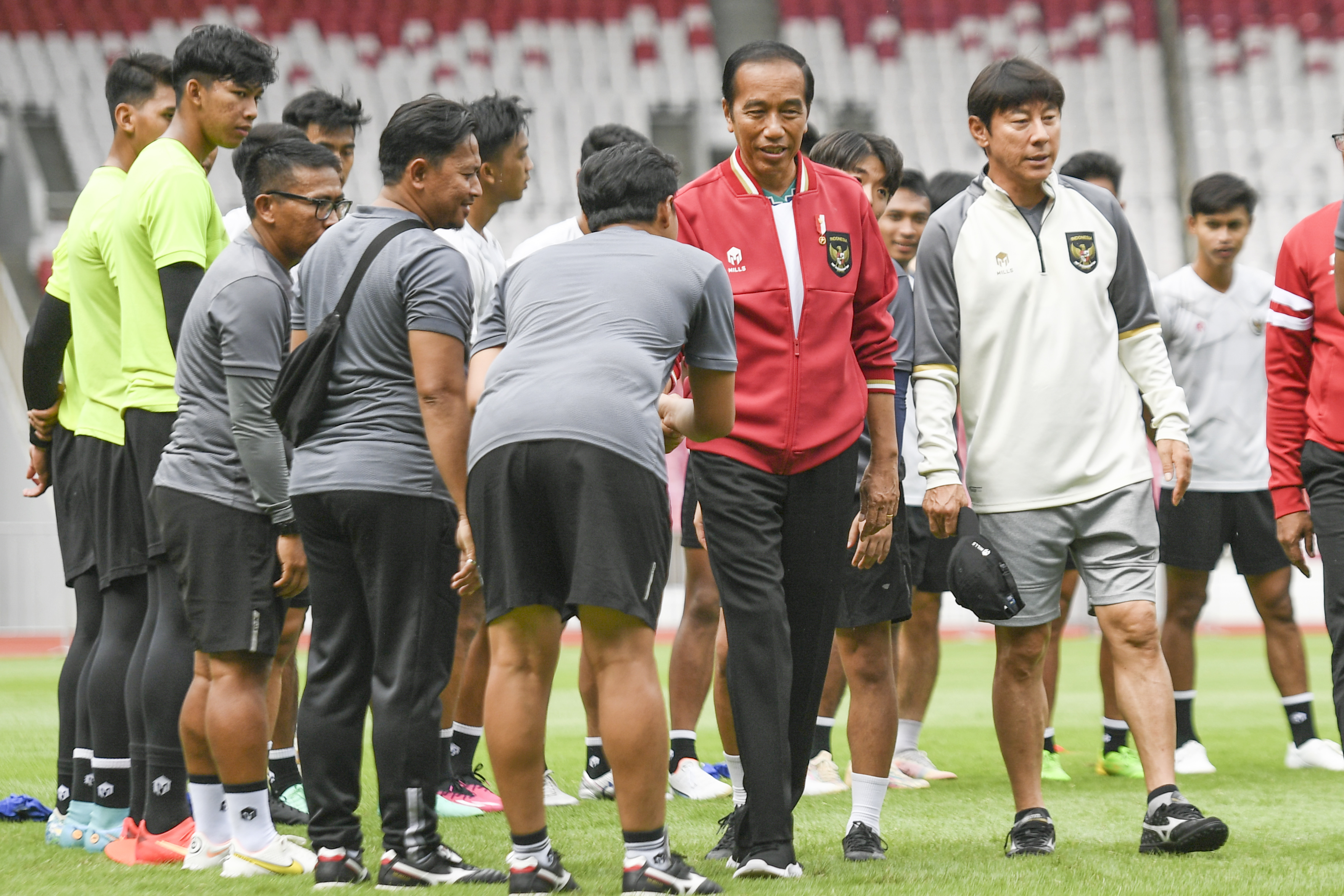 Presiden Joko Widodo (kedua kanan) didampingi pelatih Timnas U-20 Shin Tae-yong (kanan) menyalami pemain dan ofisial Timnas U-20