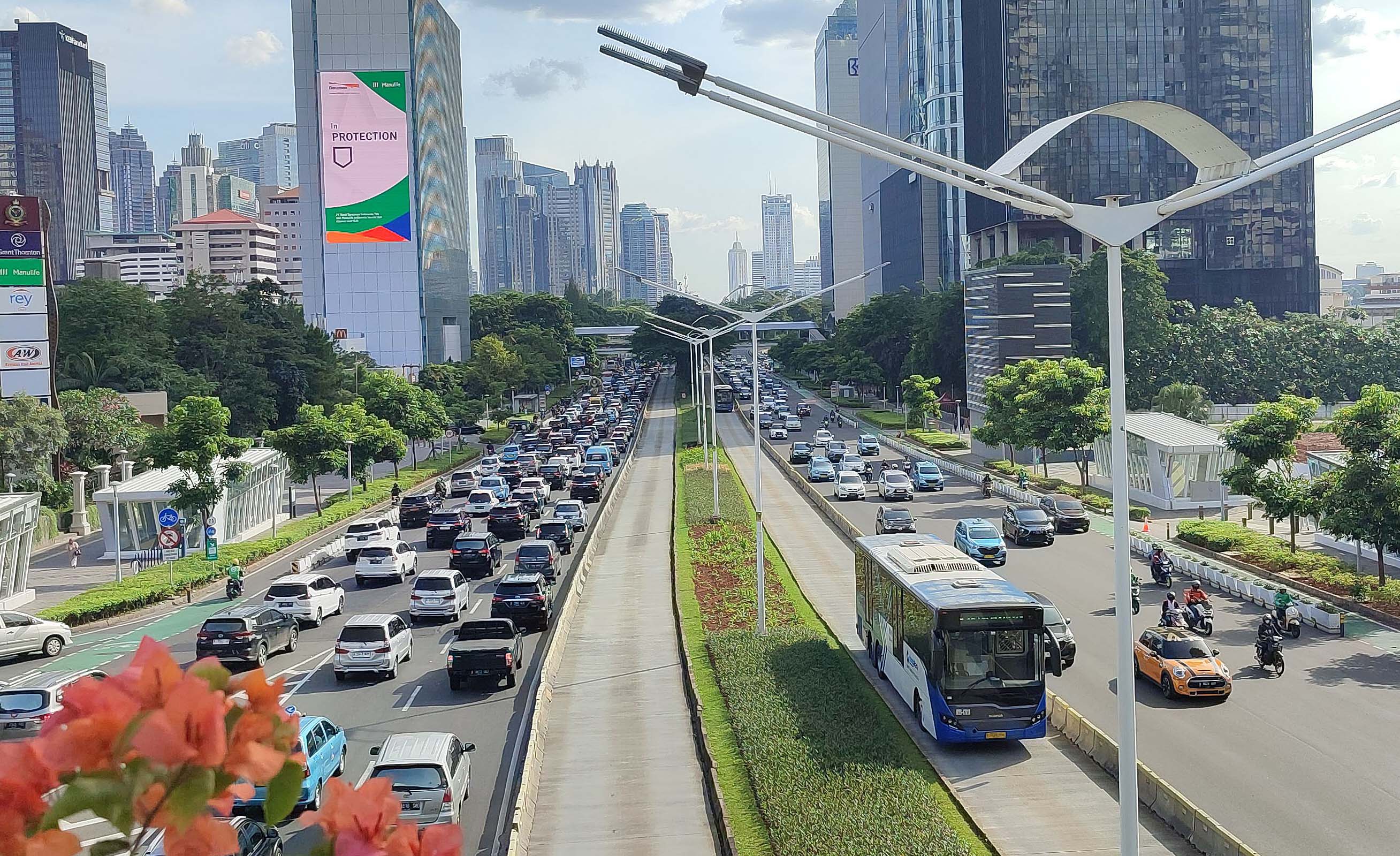 Ilustrasi Bus Transjakarta melintasi di jalur busway koridor 1 di kawasan Sudirman, Jakarta, Rabu (5/4/2023)