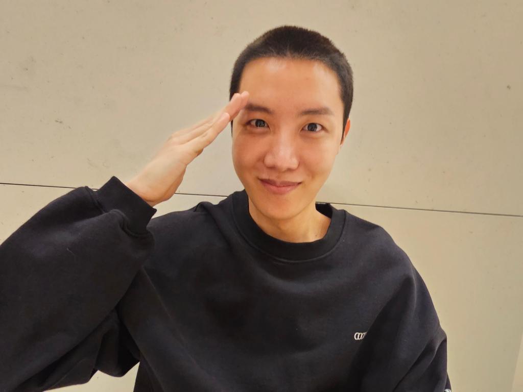 J-hope BTS berpamitan dengan Army sebelum berangkat Wamil hari ini Selasa (18/4) lewat Weverse
