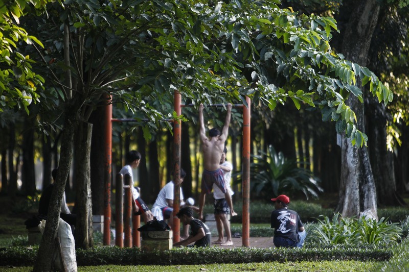  Warga beraktifitas dan bersantai menikmati senja di Taman Bendi, Kebayoran, Jakarta.