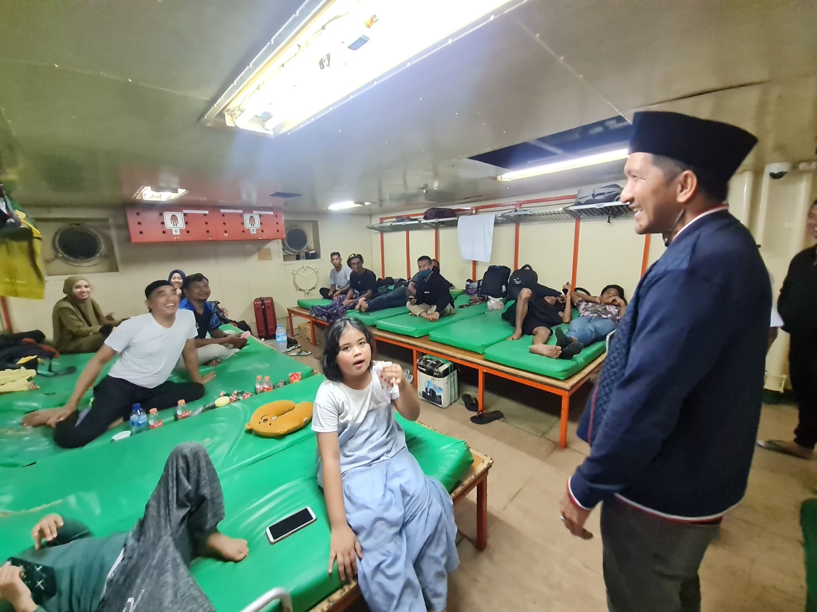  Direktur Usaha Angkutan Barang dan Tol Laut Pelni Yossianis (kanan) berbincang dengan pemudik Kapal Motor Lawit