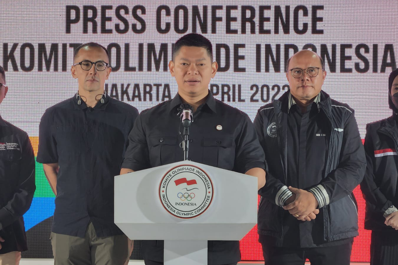 Ketua KOI Raja Sapta Oktohari (tengah) menyampaikan keterangan perihal WBG di Jakarta, Kamis (6/4).