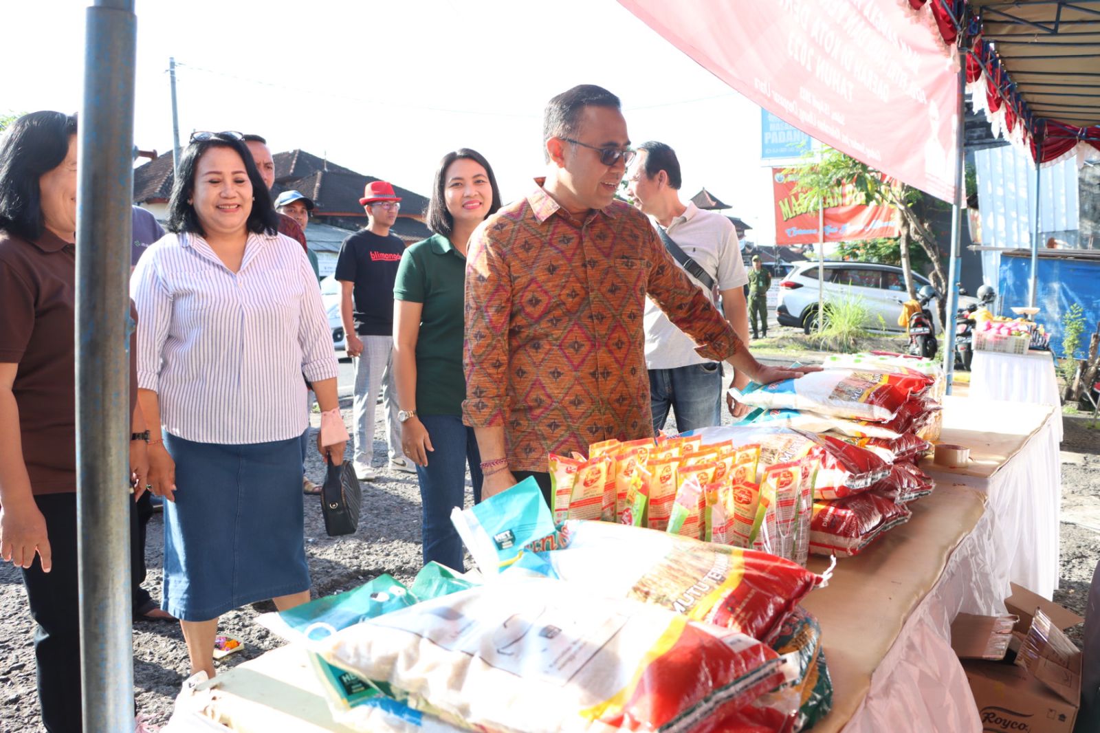 Wali Kota Denpasar IGN  Jaya Negara mengunjungi pasar murah