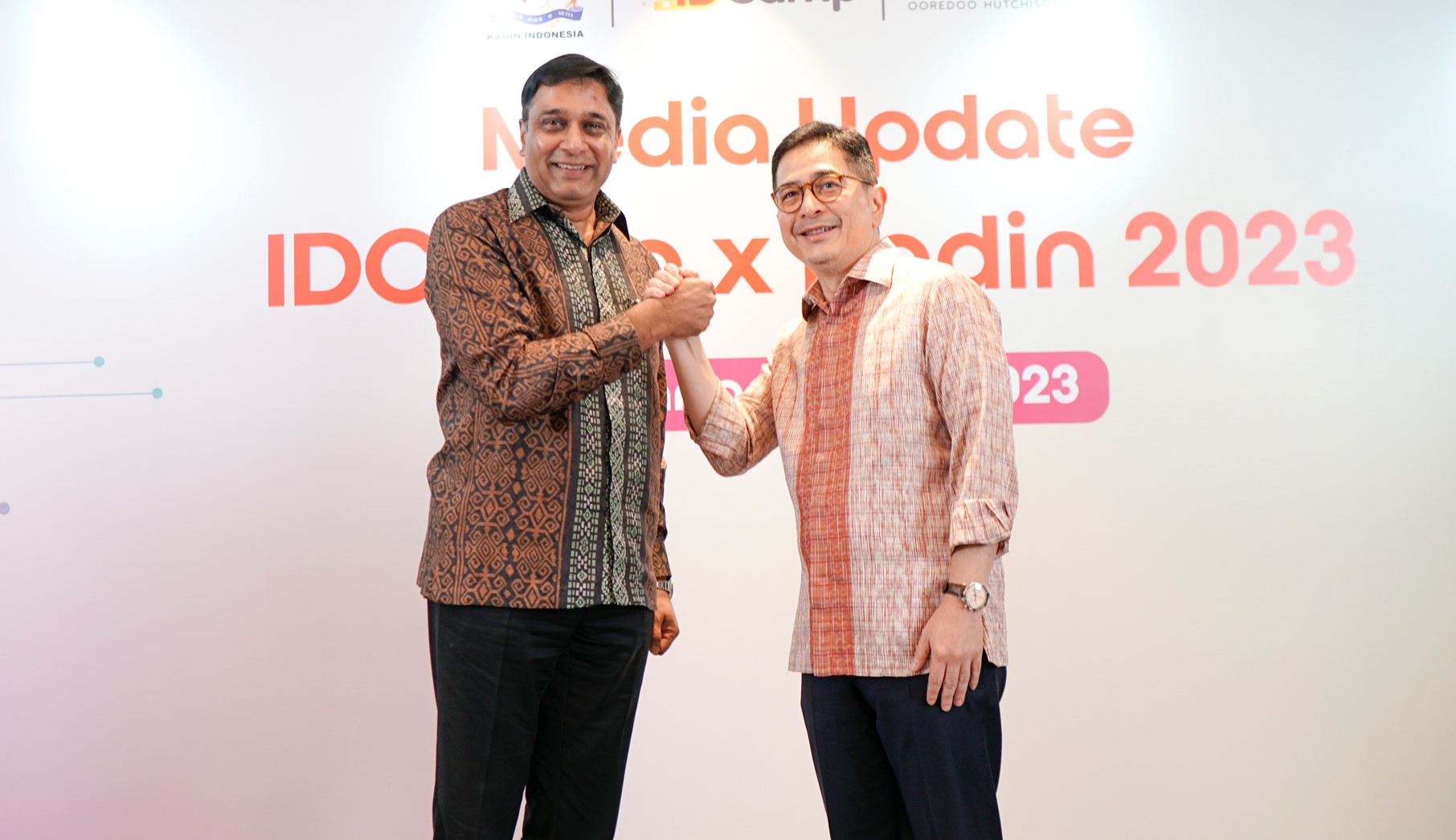 President Director and CEO Indosat Ooredoo Hutchison, Vikram Sinha (kiri) dan Ketua Umum Kadin Arsjad Rasjid.