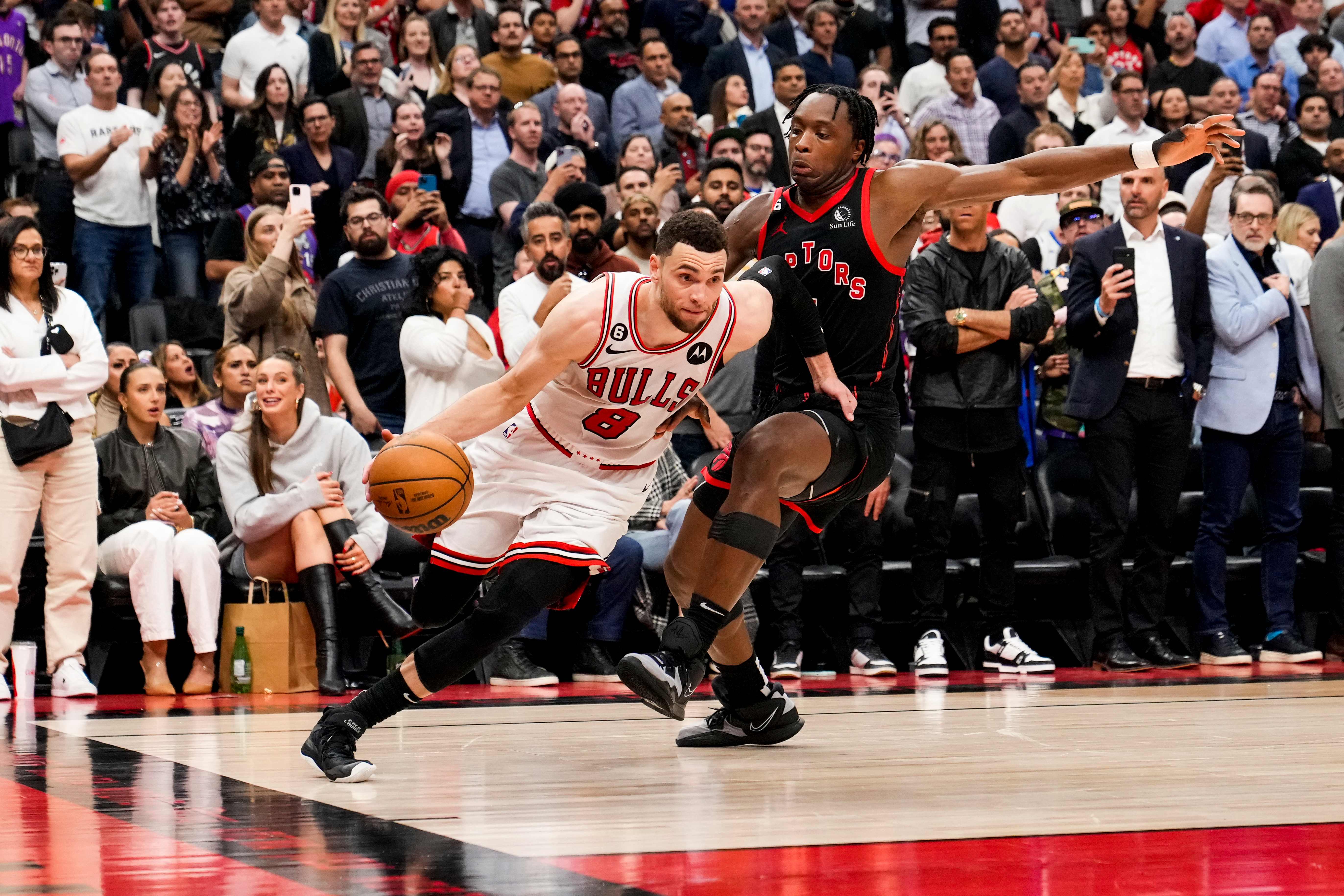 Pebasket Chicago Bulls Zach LaVine melewati pemain Toronto Raptors di laga play-in NBA.