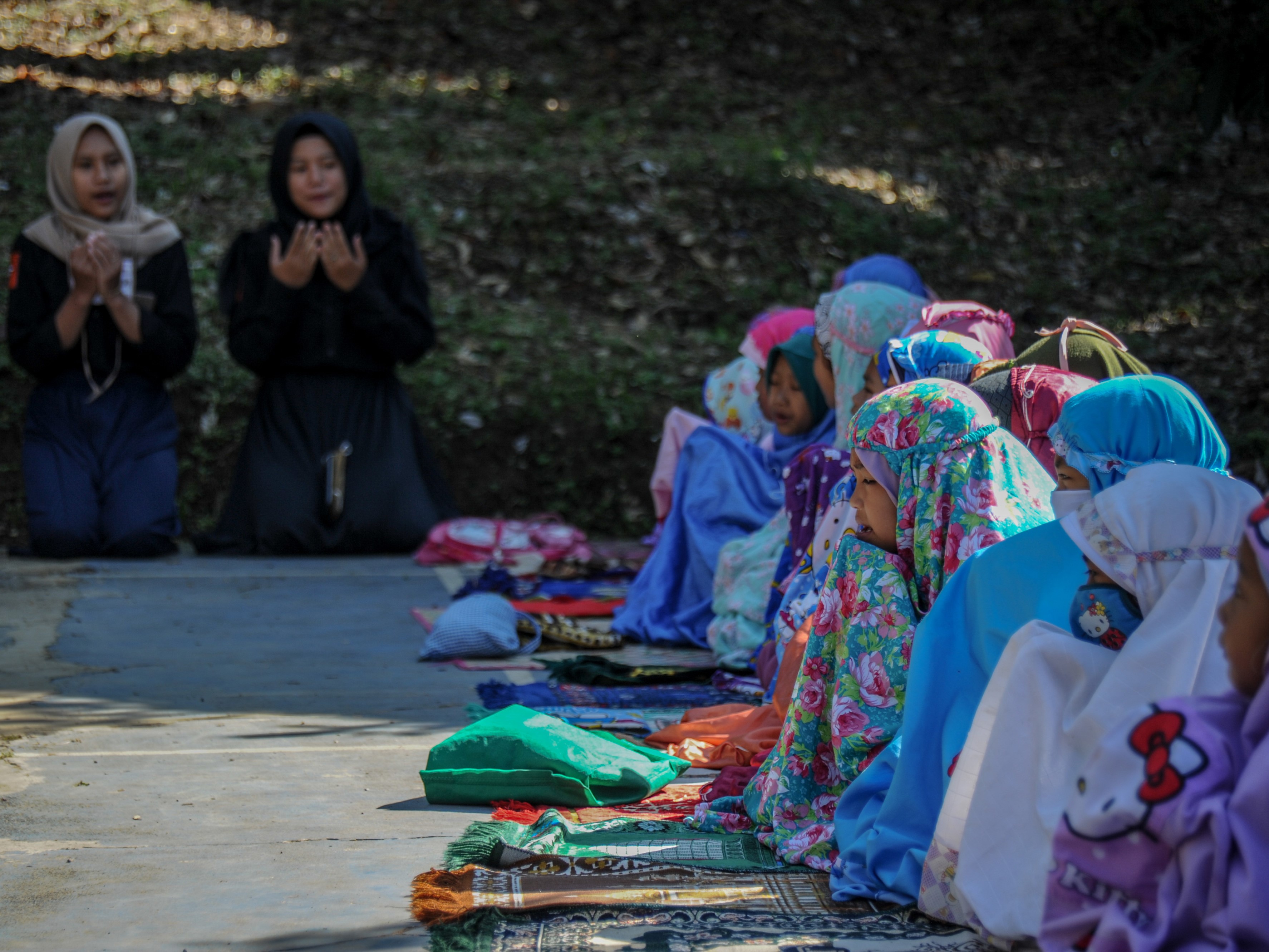Sejumlah relawan mengajar materi praktik salat dhuha dalam kegiatan belajar gratis di Kampung Cibiru Beet, Bandung, Jabar.