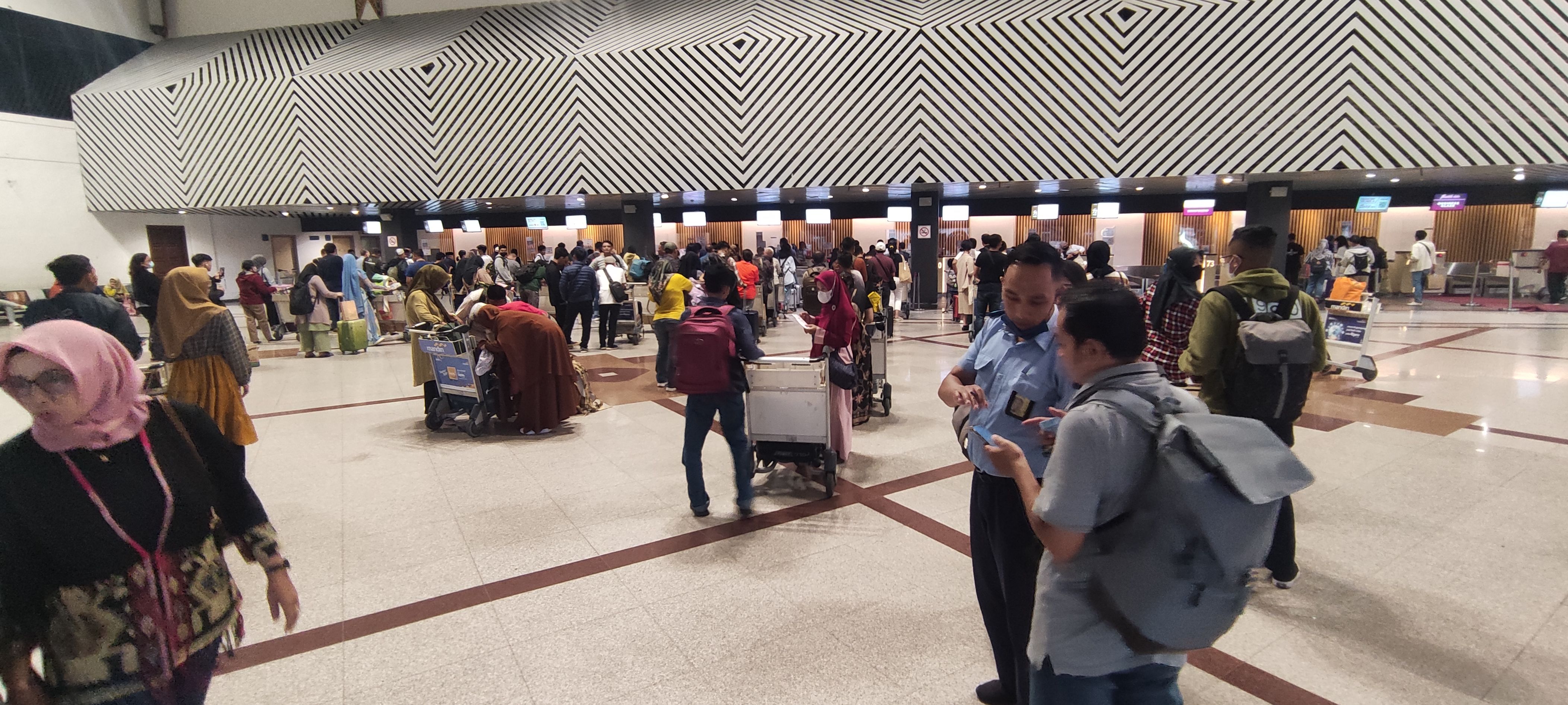 Suasana di Terminal 1 Bandara Juanda, Kabupaten Sidoarjo di H+3 Lebaran, Selasa (25/4). 