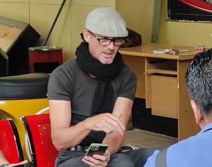 WNA asal Australia yang melakukan tindakan tidak menyenangkan di masjid di Bandung diamankan.