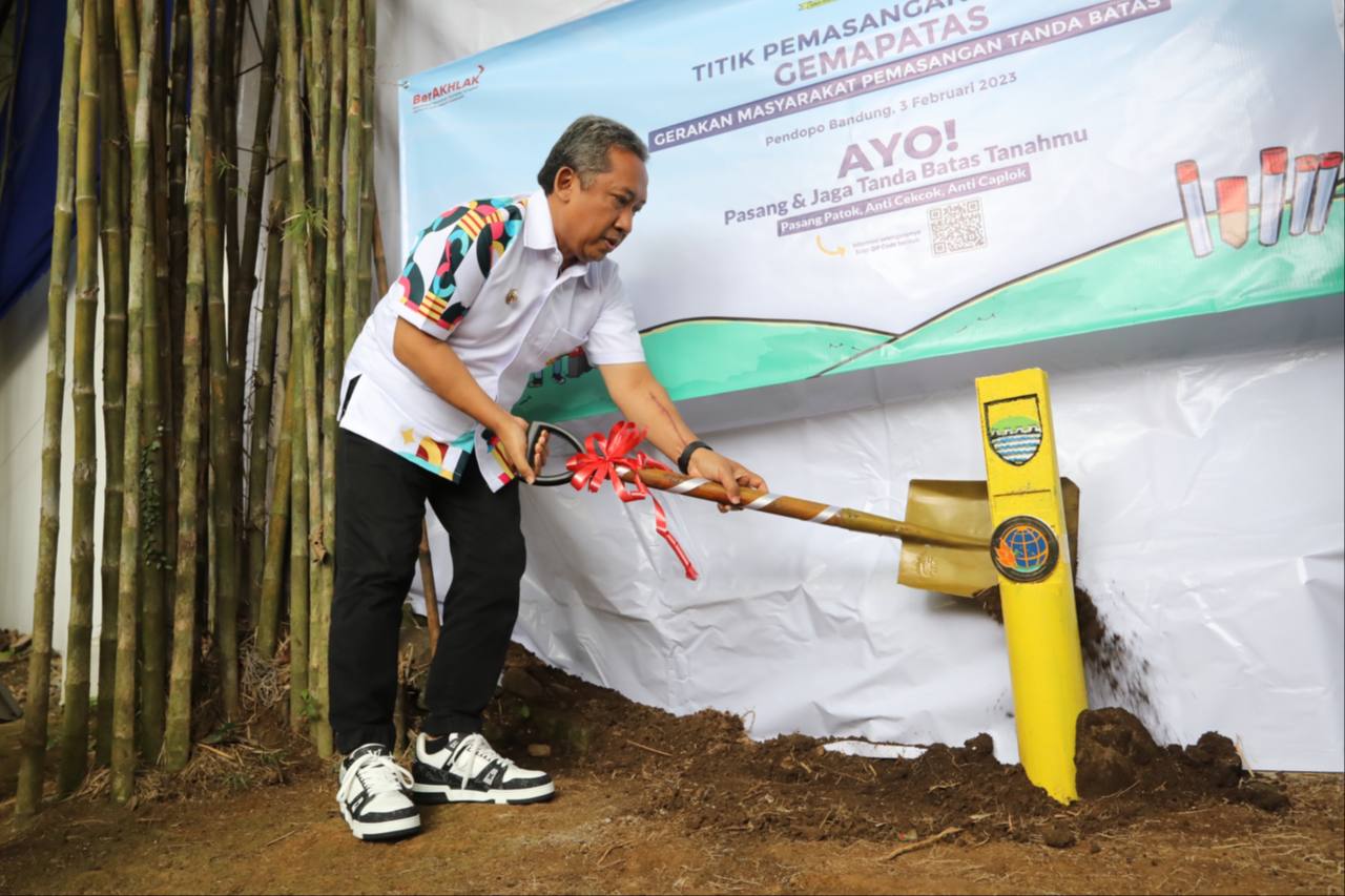 Wali Kota Bandung Yana Mulyana saat memasang patok gerakan masyarakat pemasang tanda batas