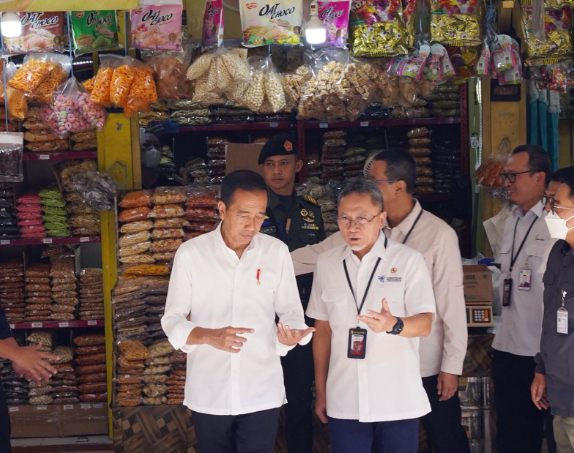 Presiden Joko Widodo (kiri) dan Ketua Umum Partai Amanat Nasional Zulkifli Hasan (kanan).