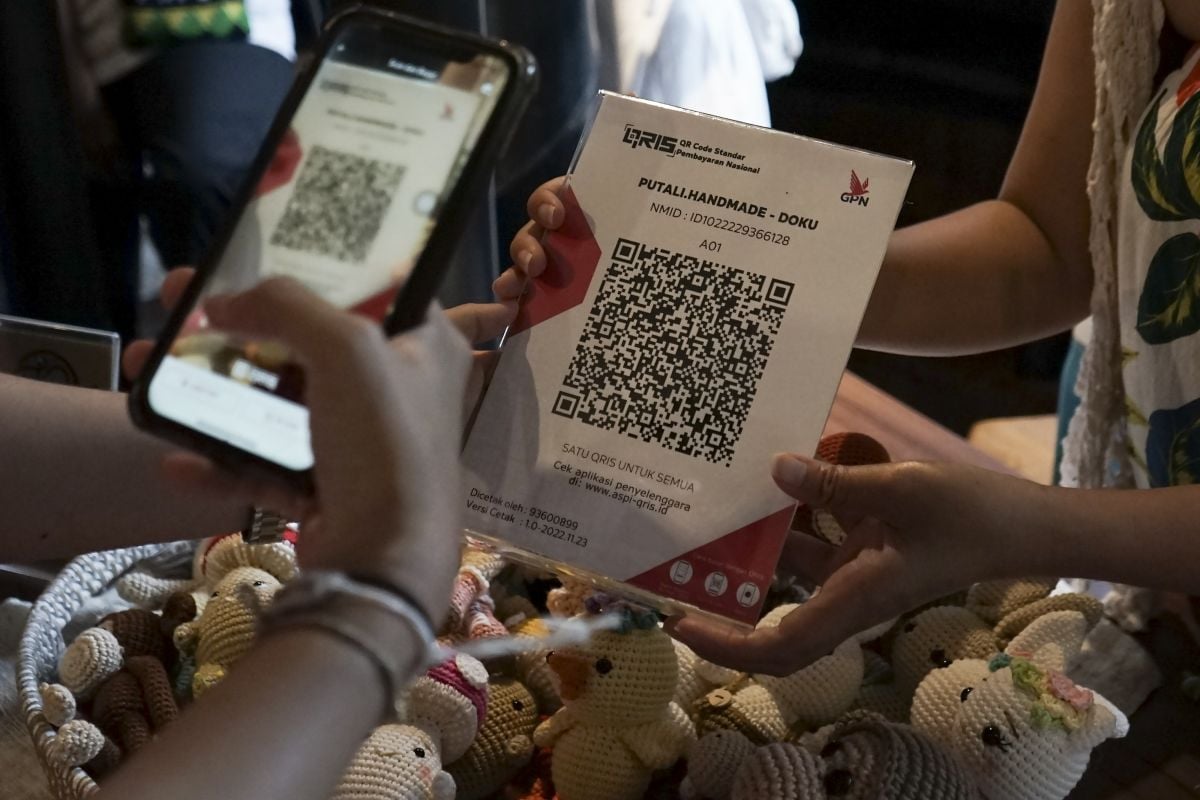 Ilustrasi: pengunjung melakukan pembayaran menggunakan fitur scan QRIS