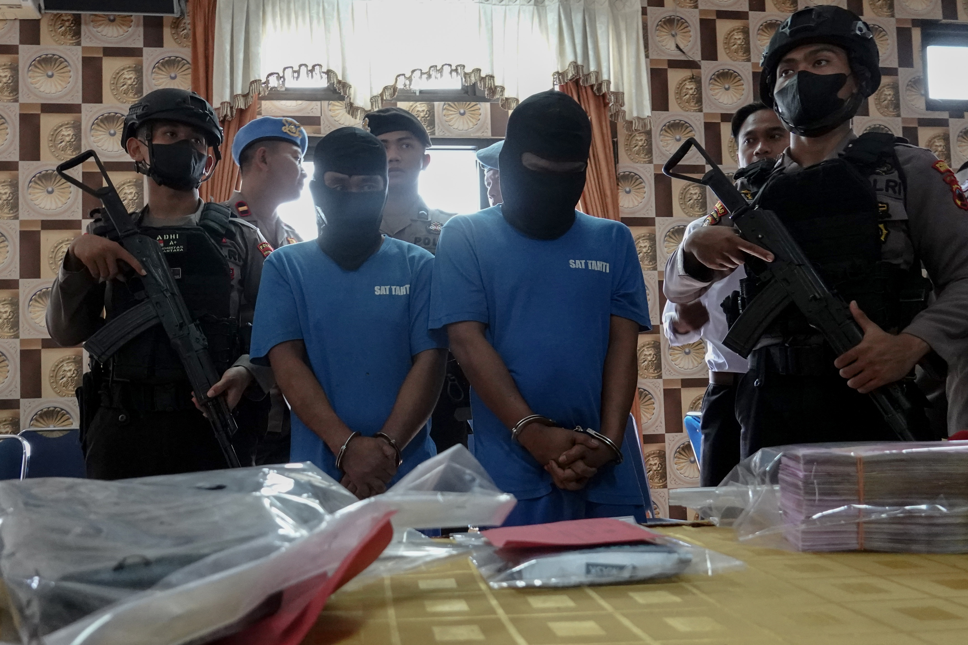 Tersangka pembunuhan berencana berkedok penggandaan uang, Mbah Slamet (kedua kiri)&BS (kedua kanan) di Polres Banjarnegara, Senin (3/4/2023)