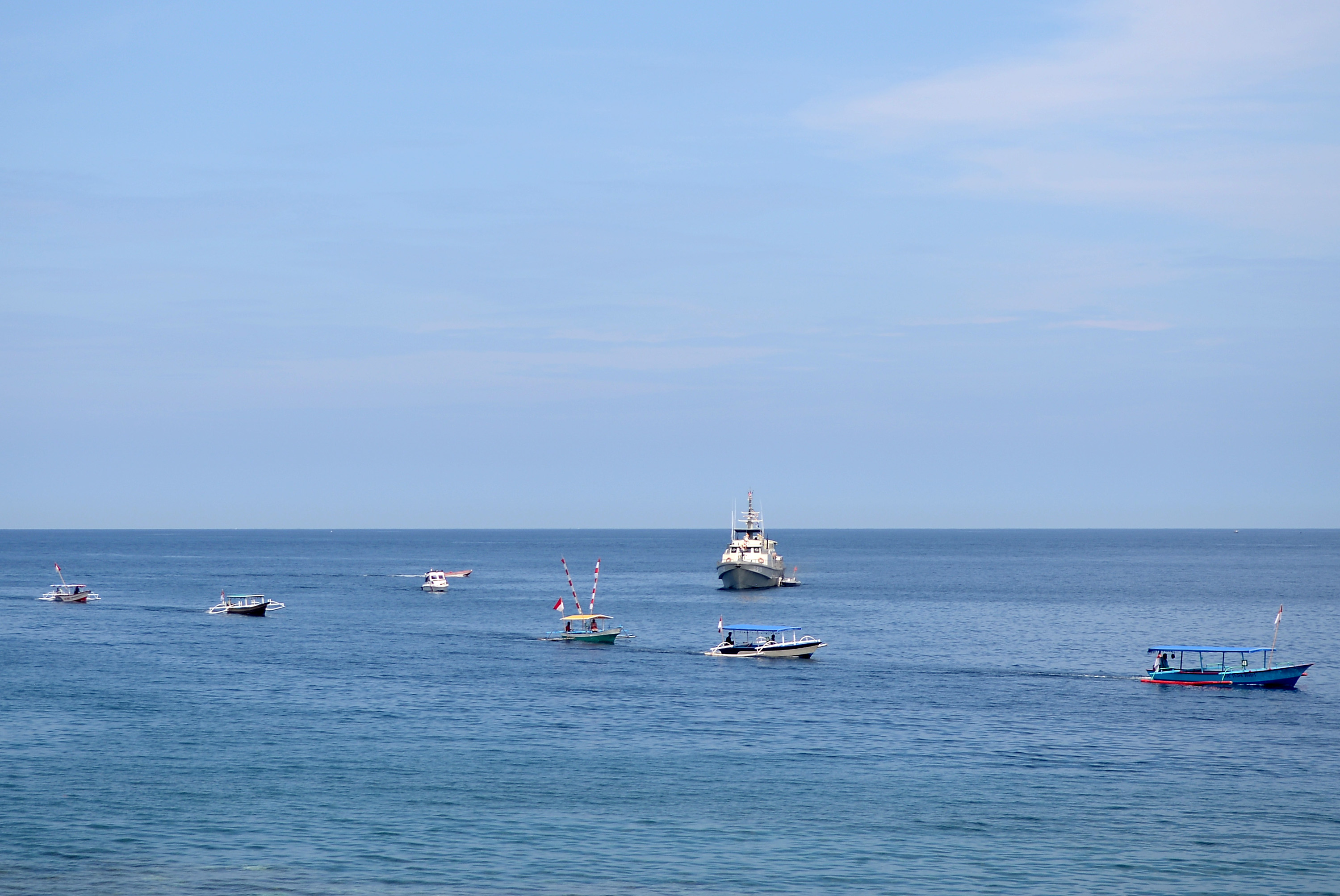 Sejumlah perahu berkonvoi pada penyelenggaraan Festival Bunaken di Sulawesi Utara