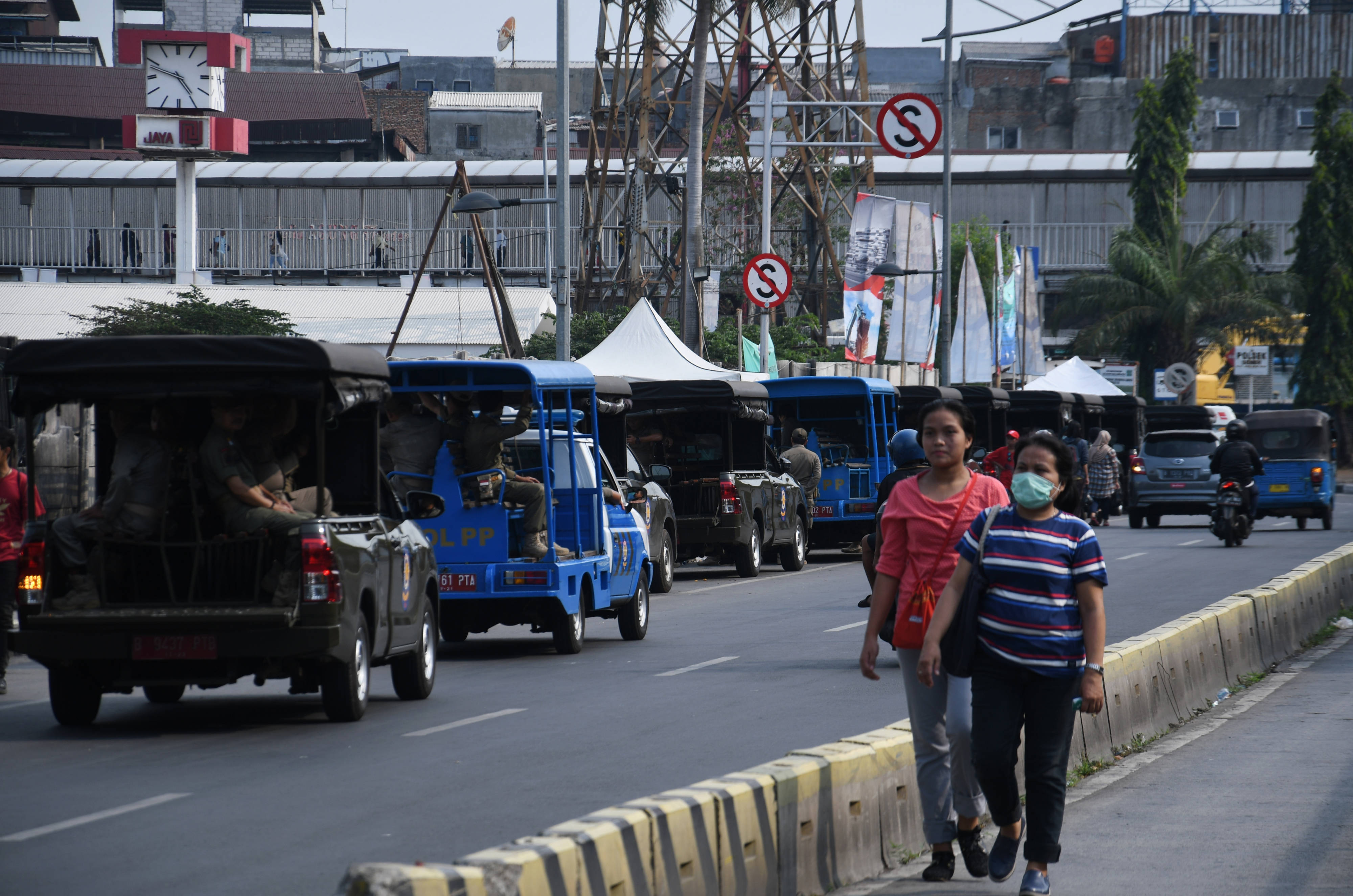 Satuan Polisi Pamong Praja (Satpol PP) berjaga di Jl St Senen tepatnya area bawah Fly Over Senen, Jakarta Pusat