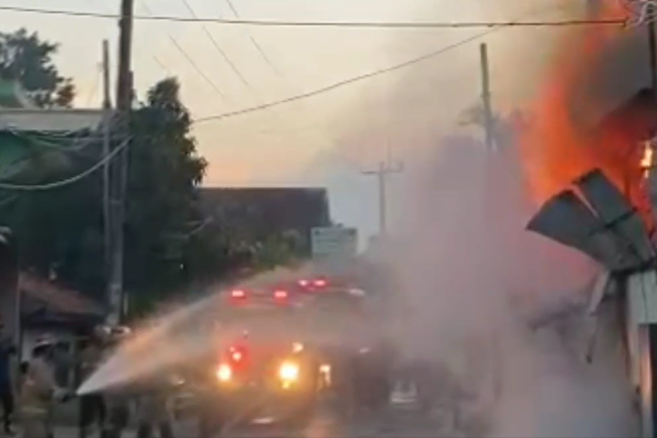 Toko sembako terbakar.