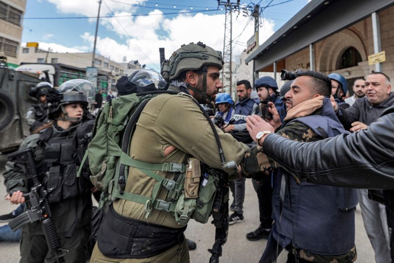 Tentara Israel bentrok dengan warga Palestina di West Bank.