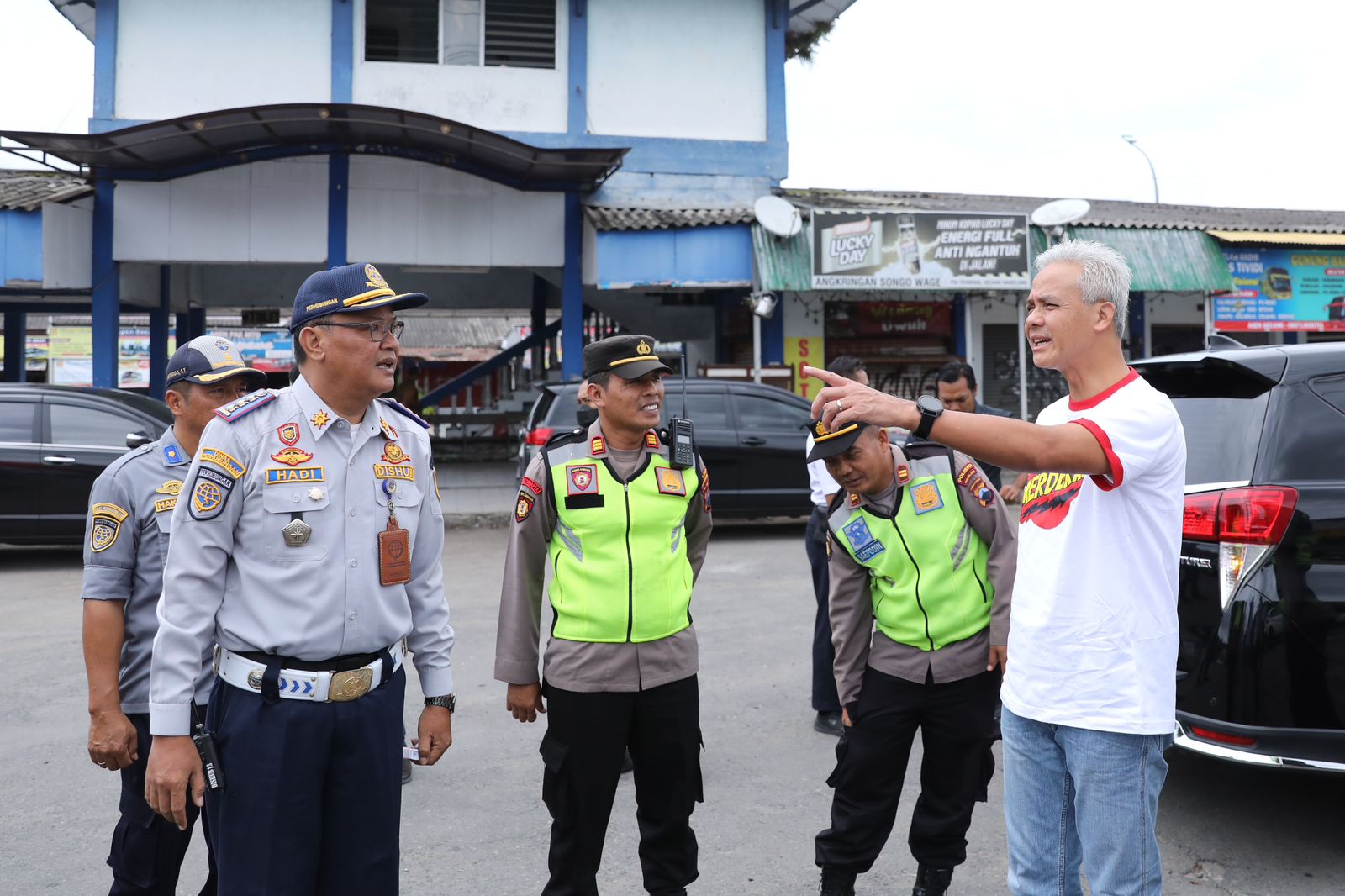 Gubernur Jawa Tengah Ganjar Pranowo mengecek prasarana pendukung kelancaran arus mudik