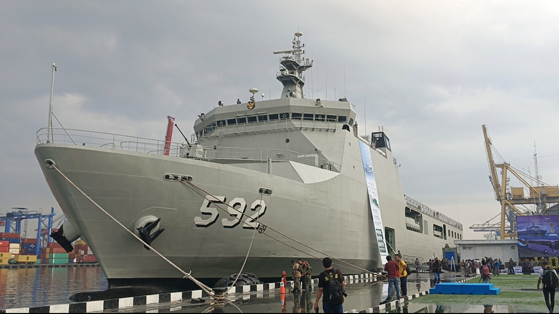 KRI Banjarmasin 592 mengangkut 861 pemudik dengan kendaraan bermotor menuju Semarang dan Surabaya.