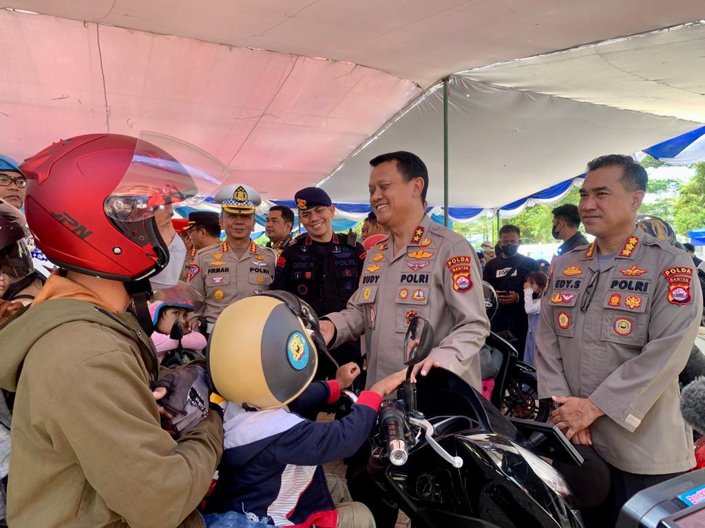 Kapolda Banten Irjen Rudy Heriyanto menyapa pemudik sepeda motor di Pelabuhan Ciwandan, Banten