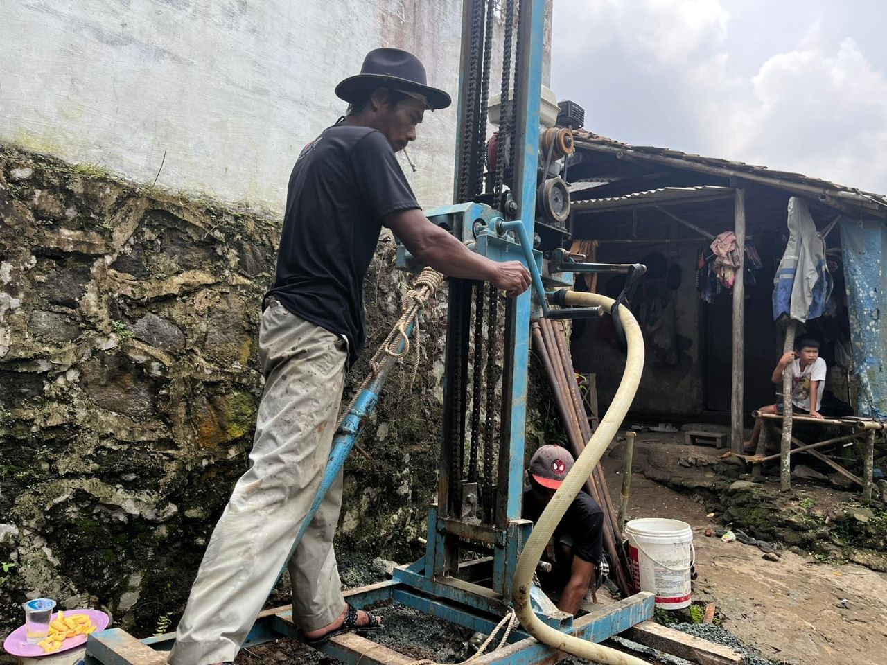 Ganjar Milenial Center Banten menggelar aksi sosial dengan membuatkan sumur bor untuk Pondok Pesantren Salafi.