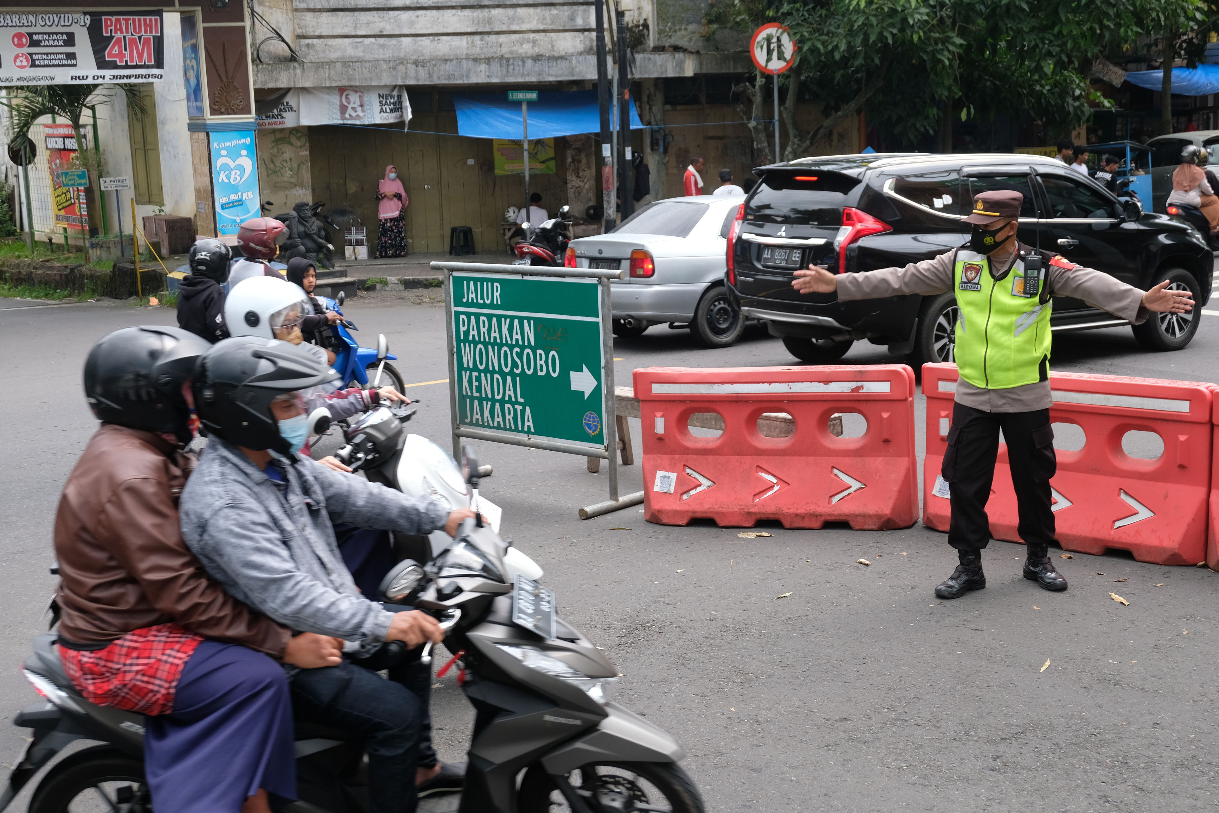 Petugas Kepolisian tengah mengatur lalu-lintas di Temanggung, Jawa Tengah. 